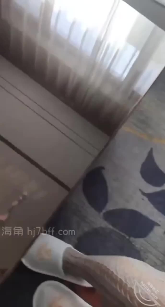 哥哥在楼上睡觉,我在楼下操他老婆，真TM刺激啊 穿着丝袜内裤直接插入嫂子的骚逼 偷情带来的快感使少妇嫂子的小穴淫水泛滥，插进去滑滑的太舒服了