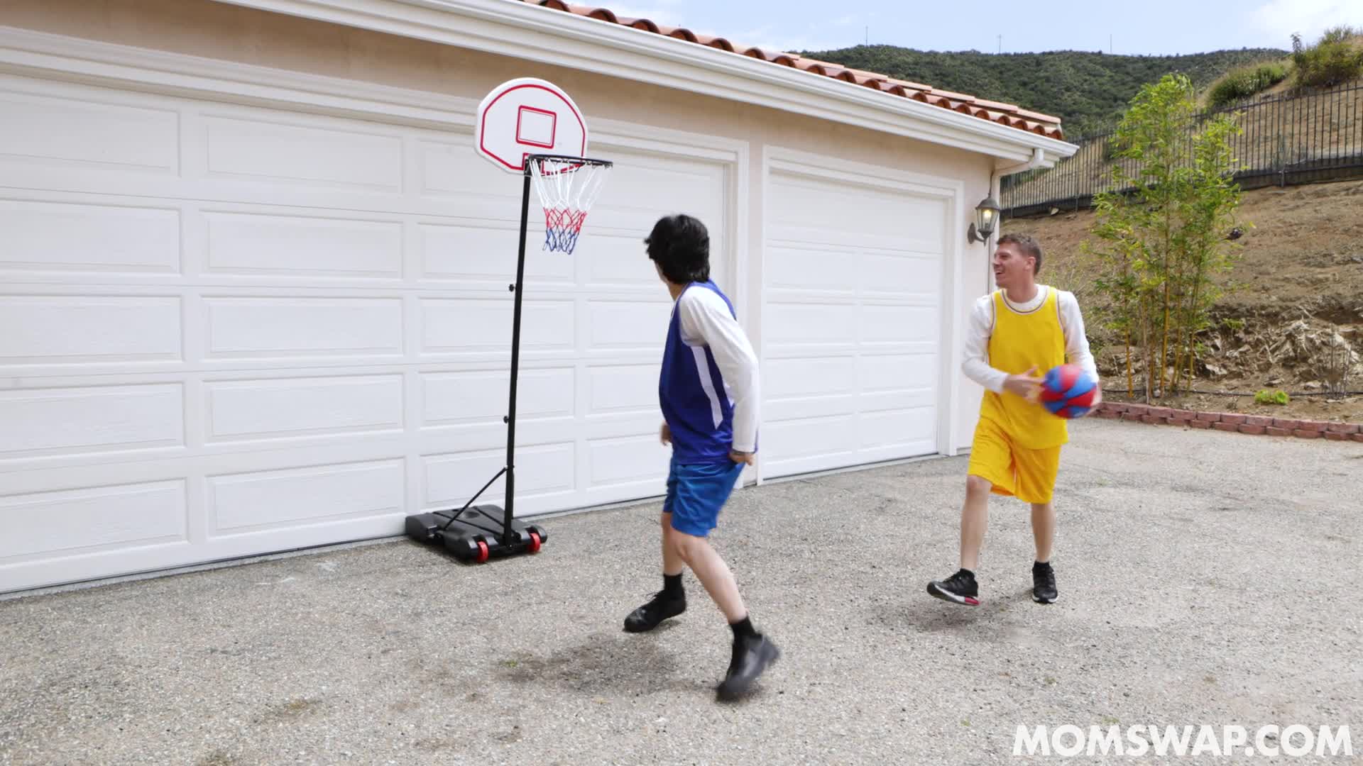 momswap.23.06.08.carmen.valentina.and.crystal.rush.double.dribble.1080p