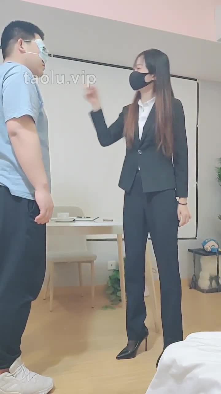 美娜格格  ——剧情：霸道女总裁归来

时长 47min

搞笑剧情跳转一分零五秒属实看笑了 美娜总裁霸气泄漏 小张被迫当
剧情 喂食 高跟鞋 舔鞋 黑丝 舔脚 套路直播