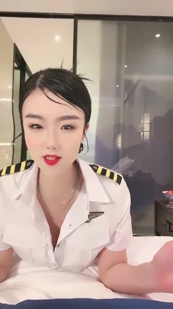 2048.cc-颜值嫩妹【挖挖小土豆】第一弹，无毛馒头逼流浆,蜜桃臀粉奶粉逼,无套内射