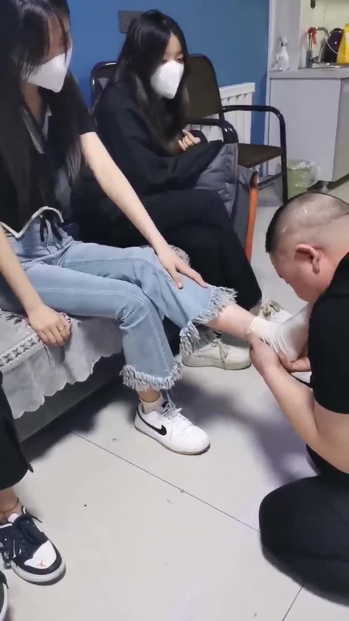 与精神小妹的那些事 ——再一次被神小妹深吼

时长 30min

踩脸 棉袜  裸足 舔脚 群调