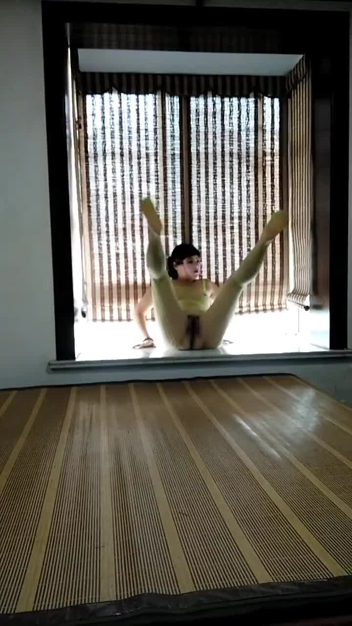 这个熟女有点艺术功底