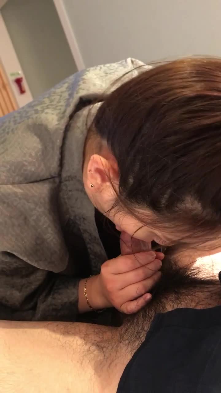 极品熟女少妇口交的时候非常认真，鸡吧上裹满唾液，边吃鸡吧边撩头发实在是太诱人了，还是个无毛一线天，女上骑乘位自己动一上一下抽插真的是撸点满满，逼形非常完美_2