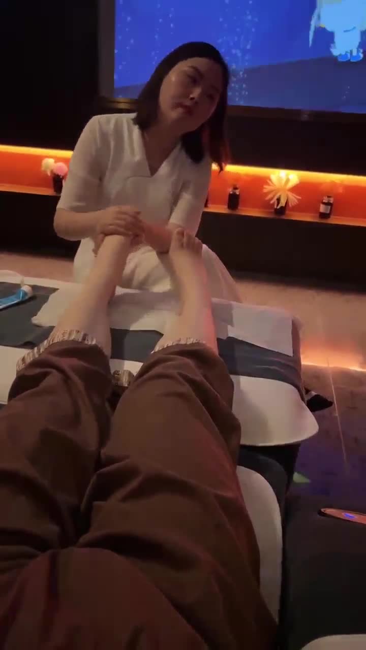 橘子没熟  ——女奴首次伺候足疗

时长 34min

嫌弃自己脚臭的美女技师舔脚， 被技师偷看最后给技师磕头，第一次人前做狗
女奴 裸足 舔脚