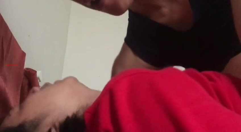 母狗发情不过如此，小伙子约熟女开房打炮直接拿着手机怼脸拍，舌功了得 感觉被草迷糊了，高潮不断淫语不止