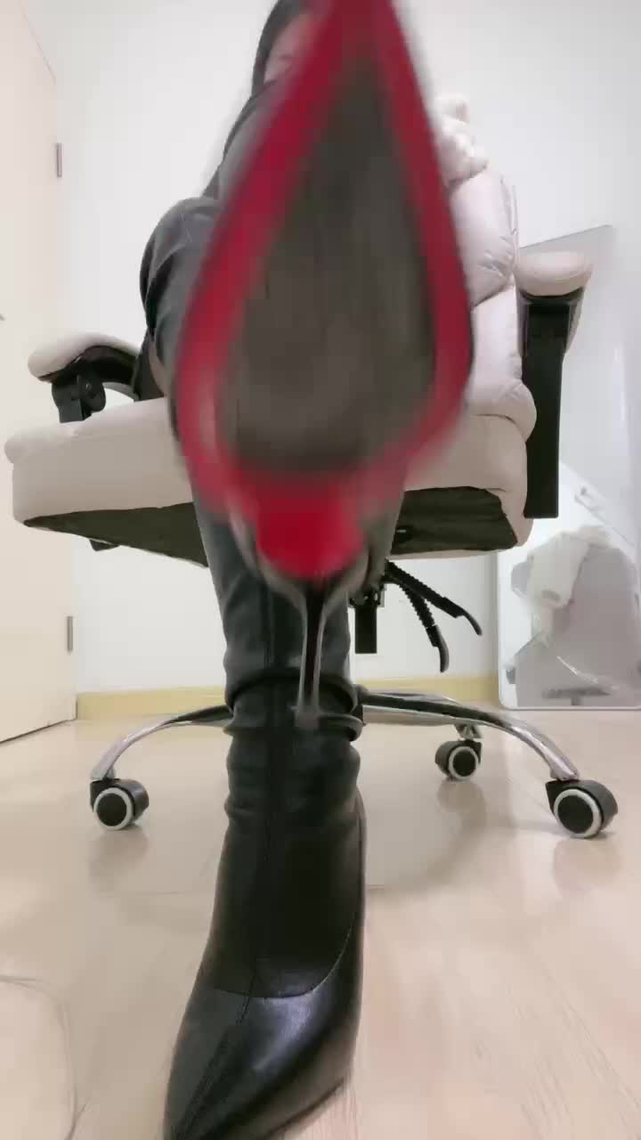 赫拉 ——皮靴靴下榨

时长 42min

长靴第一视角榨 拍打JJ
倒计时 第一视角 套路直播 高跟鞋 羞辱 atm 皮靴