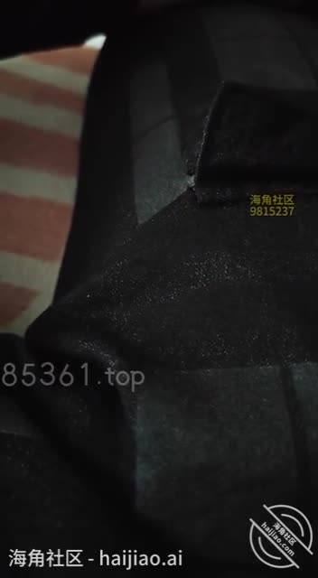 海角社区 #小兽先生
老板娘蹲下帮小兽口交的时候，小兽用鸡鸡一个劲的往老板娘的喉咙里怼去，差点把老板娘怼吐了，小兽也差点没忍住射老板娘嘴里。老板娘虽然欲望强，但却属于慢热型，前戏要做足才能把老板娘的欲望彻底激发出来，这可苦了小兽，不是摸胸就是抚摸老板娘的骚穴，忙的热火朝天的，操了十来分钟，老板娘正爽着呢，但小兽已经忍受不住，也不打算忍耐，直接就射了，射完老板娘都惊呆了，问小兽怎么射这么快，才刚要来感觉就结束了，说完老板娘就闹起了小脾气，但没一会儿就自己用手自慰起来。小兽也没办法，这几天太累了，导致做爱不给