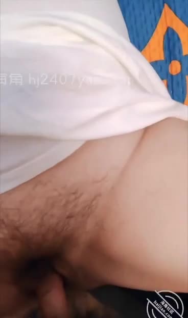 海角社区真实记录操干妈 干妈变成了情人，干妈睡觉时我把鸡吧上面抹上润滑油直接进入她身体 最后干妈被我操醒了 干妈里面好温暖啊