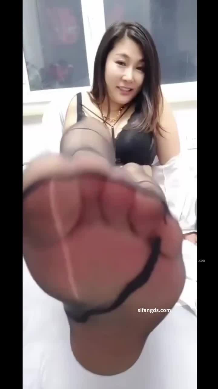 快手熟女主播 Lucky Kiss 豹纹内衣扭动着丰满的肥臀跳骚舞看着也是挺有感觉，一脸欠操的骚样缺一个大哥来征服她_2