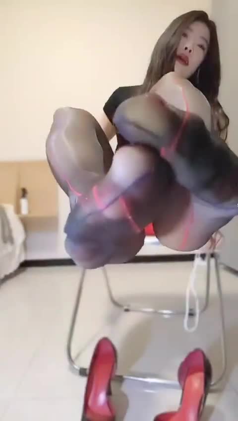 不愧是熟女少妇，懂男人想要什么 紧身皮裤把屁股包裹的浑圆，大屁股之前夹一块肥美的鲍鱼等待男主人来品尝，穿上珍珠内裤享受摩擦逼沿带来的快感 ，p2那个姿势直接肉棒插入真的话是神仙般享受_3