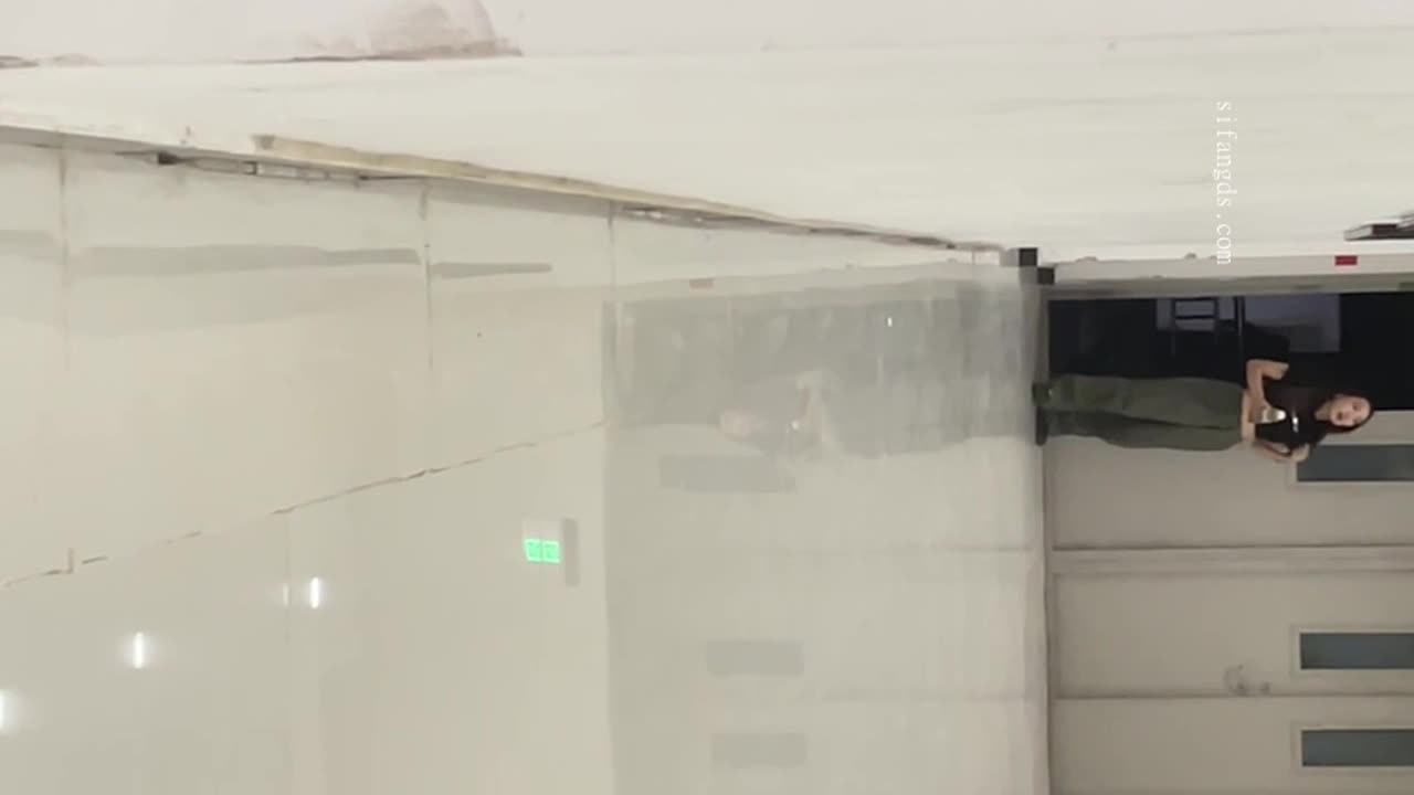 2048.cc-一月新流出厕拍大神手持闯拍 电影院隔板女厕镜中几个颜值气质美女