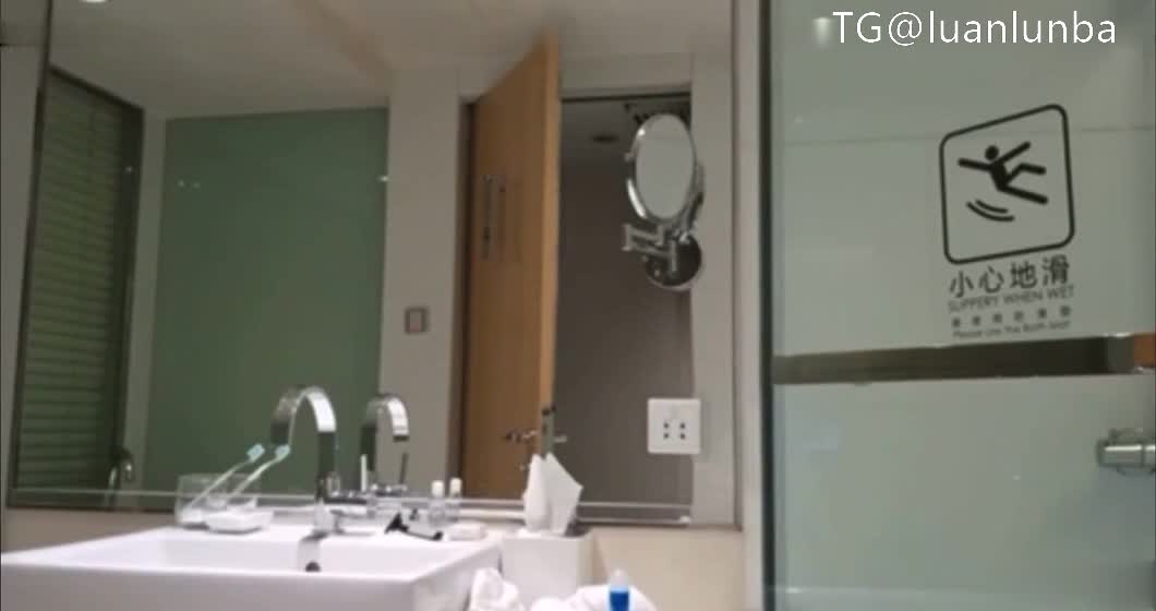 小情侣浴室激情后入