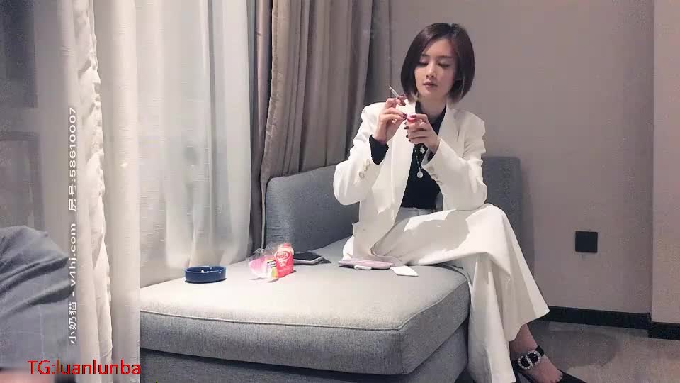 这个气质白西装女人我看的好有感觉