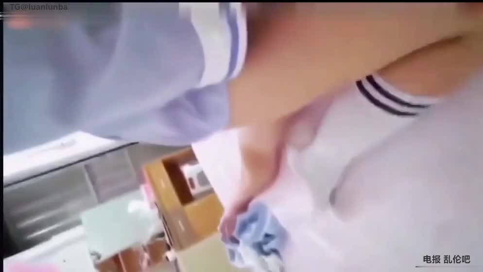 真实亲兄妹乱伦，对白刺激，一边跟哥哥乱伦操逼一边问哥哥为什么部把自己闺蜜操了