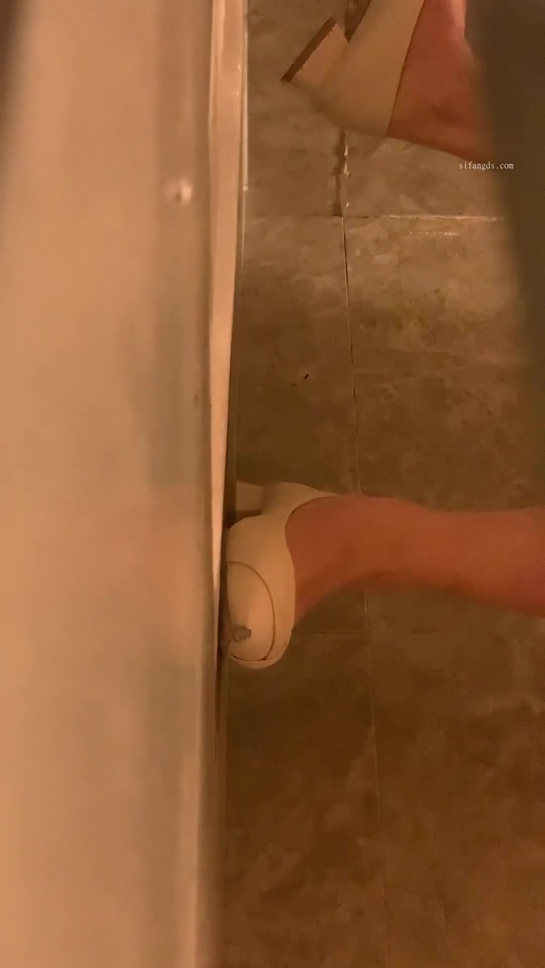 ri.bi-一月新流出 魔手 外购高档写字楼高根美足系列几个穿拖鞋上班的白领姐姐