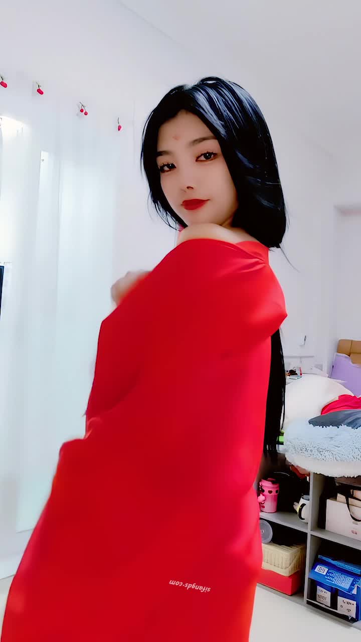 2048.cc-【2025年新流】，青春无敌，抖音风艺校美少女【杨晓花】定制福利②，露脸露点，各种热门BGM裸舞 (1)