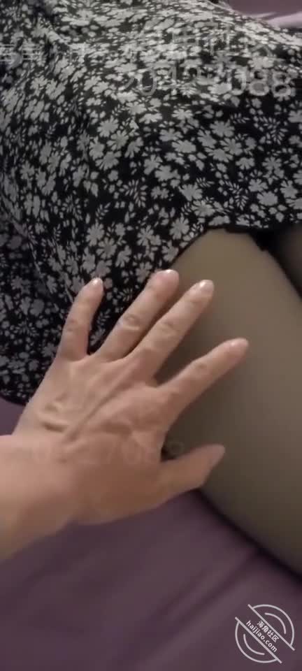 1️⃣6️⃣标题：原创【二嫂 十六】粽子节舔二嫂粽子逼视频来了
作者：#二嫂
发帖时间：2022-06-04 15:16:32
我想，这应该是我这辈子吃的最有意义的粽子(兄弟们抱歉手机传个视频太难了)快十点了，我哥打电话说让我下楼接下嫂子，他还在应酬，稍晚点回来说嫂子喝的晕晕乎乎的我下楼看到嫂子的一瞬间心脏都要跳出来了——嫂子太美了，真的太他么美了嫂子穿着一条碎花裙就像美丽的仙女一样，一身青翠如湖水般的碎花纱裙再配着黑丝还有高跟鞋简直就是玉女啊，又纯又欲当时我就特么硬了然后直接背嫂子回家摸着嫂子被丝袜包裹