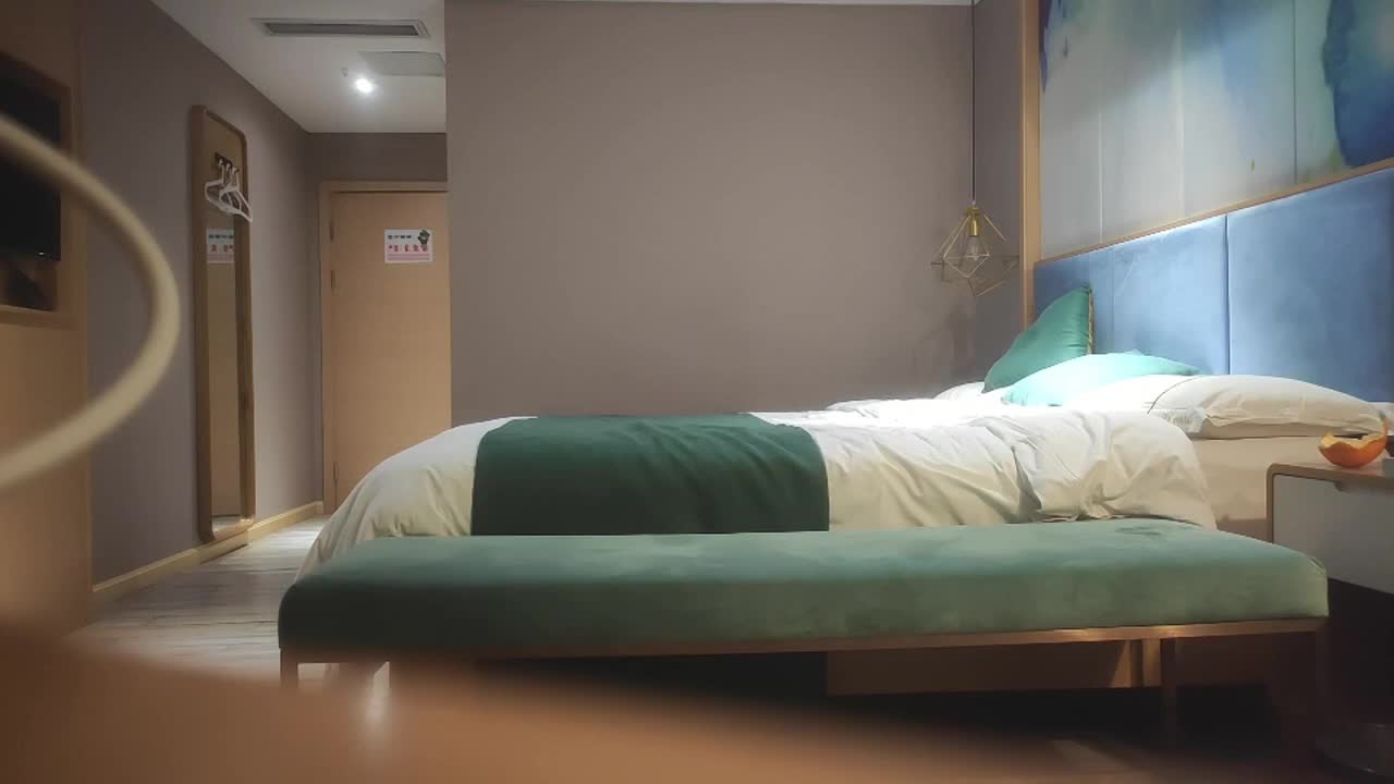 ri.bi-熟女大姐 套呢 我不射进去 啊老公快点射给我 身材苗条性格不错发现被偷偷摘套让继续操 最后还内射了