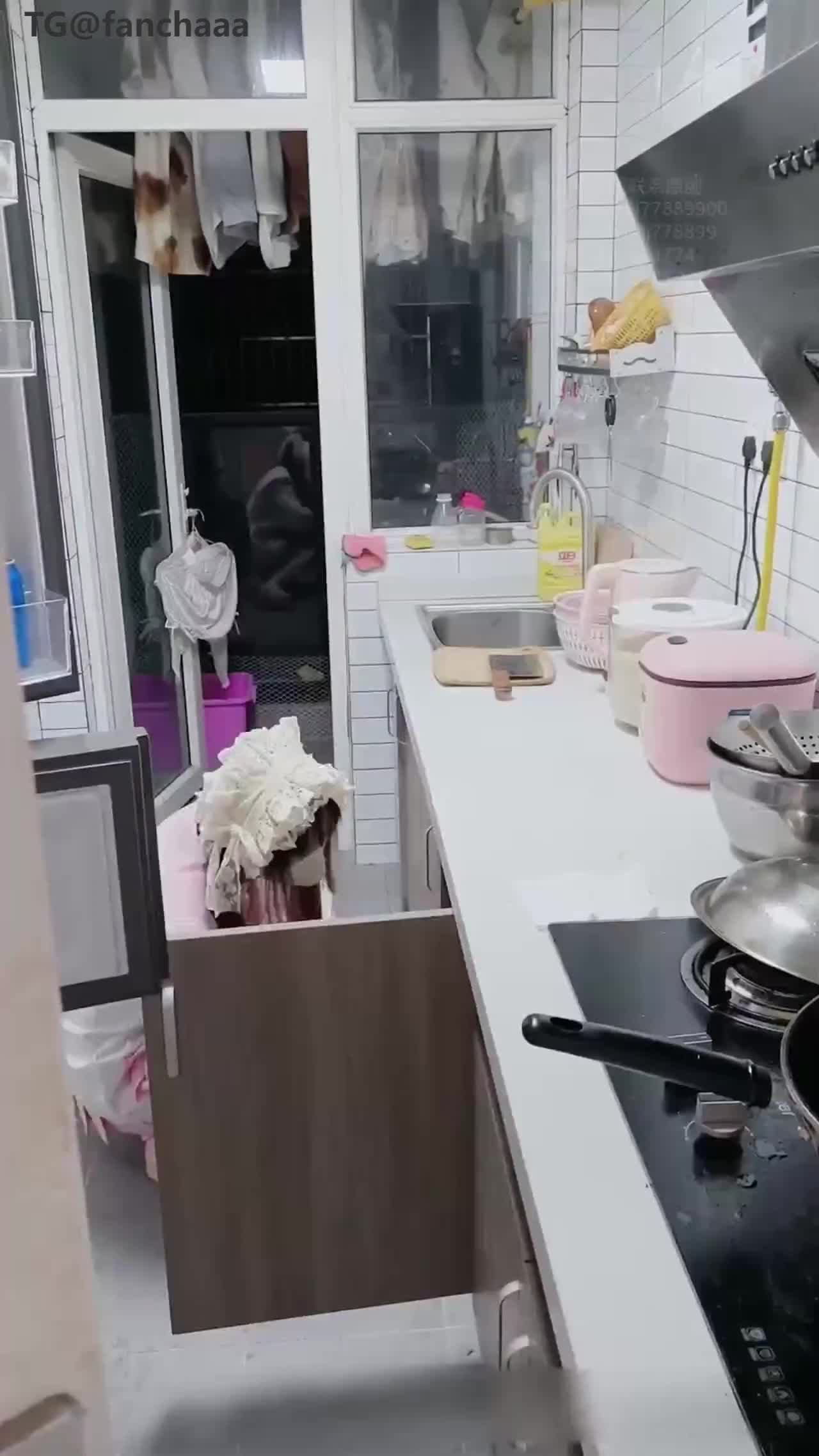 粉粉小厨娘做饭时被爸爸抱腰后入小白袜玛丽珍鞋_超可爱的LO裙小女仆又是被主人中出的一天