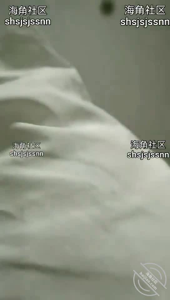 3️⃣7️⃣标题：沪上小坦克福利帖。不让内射就射肚子上了。叫声太淫荡还一本正经。
作者：#shsjsjssnn
发帖时间：2022-02-21 13:38:57
兄弟们，我来了。昨天从上海回来的。回来以后太累了。休息了一下今天把帖子发出来给大家看看吧。
首先这个女的是撩了一段时间撩到的，发了好多下面的照片给我。还有胸的。。特奶奶的。见了本人心都凉了！跟照片差距太大了。而且进来就是吃，从包里给我了一个橘子先，我说我不吃了。当时我穿着浴袍呢，去电梯那接的她。见到她我就有点硬不起来了。。然后她自己咔咔吃了俩橘子