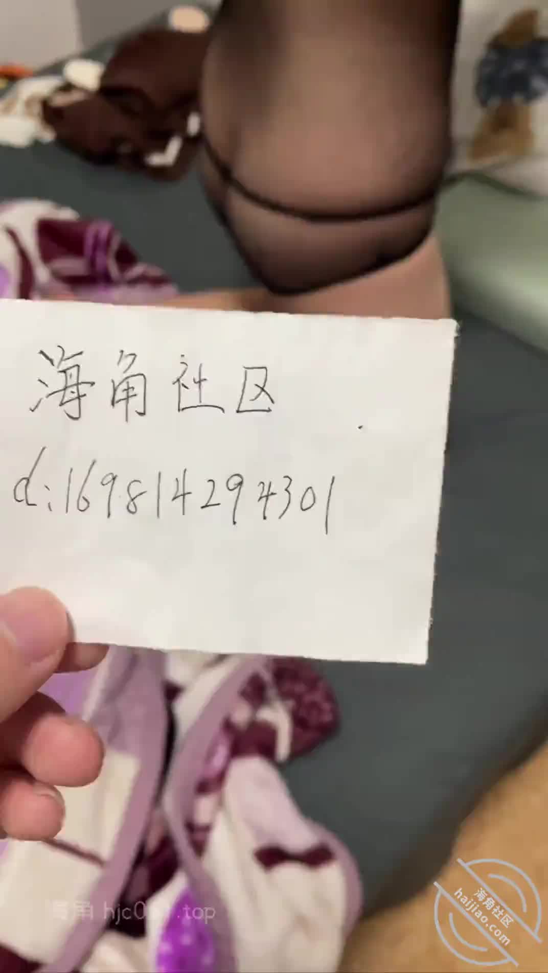 3️⃣0️⃣标题：【海角原创30】老妈换上情趣内衣享受儿子的大鸡巴，还让我射到她脸上
作者：#妈妈的丰乳肥臀
发帖时间：2024-03-04 22:26:01
前几天就给老妈买了一套黑丝的情趣内衣，我都差点忘了，因为我很少会有快递，所以快递叫我的时候我就知道是这个到了。我赶紧去去就回。趁着从医院出来，老妈现在的心情也好了一些，趁机好好的和老妈爽一下。
言归正传，回来让老妈换上试试。没想到老妈这个年纪穿上情趣内衣居然还挺有感觉，那种熟女少妇，特别妩媚和性感的。。我都不知道怎么表达了，只能让鸡巴硬起来对老妈有