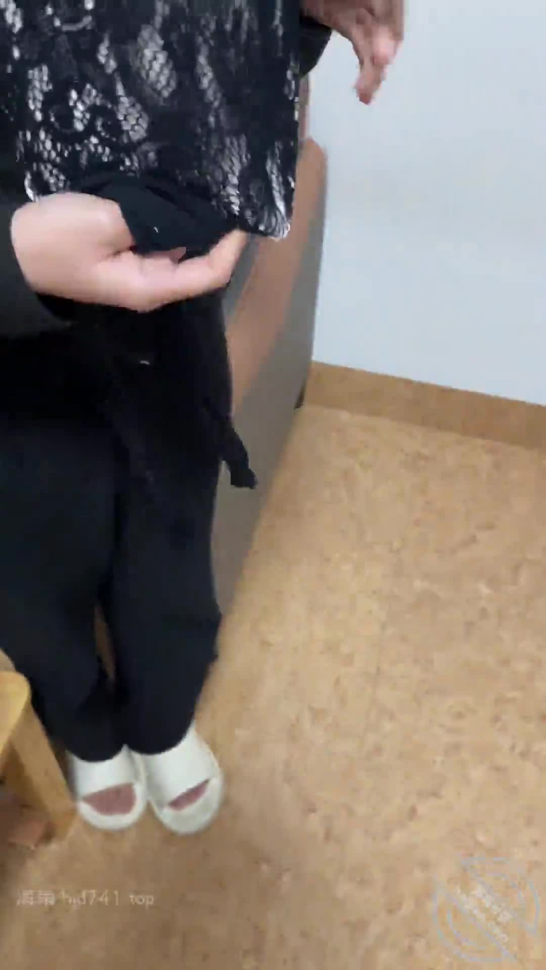 3️⃣4️⃣标题：【海角原创34】内射老妈之后，把精液都送到老妈的屁眼里面。
作者：#妈妈的丰乳肥臀
发帖时间：2024-03-13 21:37:25
在网上买了一件黑色的特别性感的情趣丝袜给老妈，今天到了，拿回来给老妈的时候老妈看傻了，还问我这是什么，是我买的吗？我一看，对啊，是我买的，很好看觉得你穿上一定特别性感就买来了。老妈你快试一下，老妈之前也答应我了，允许我买情趣内衣到了之后可以和她同床，否则别想，也好，这样我感觉也不至于太沉迷老妈的身体，平时老妈还是不让我过多的接触老妈。
老妈换上衣服之后，哇