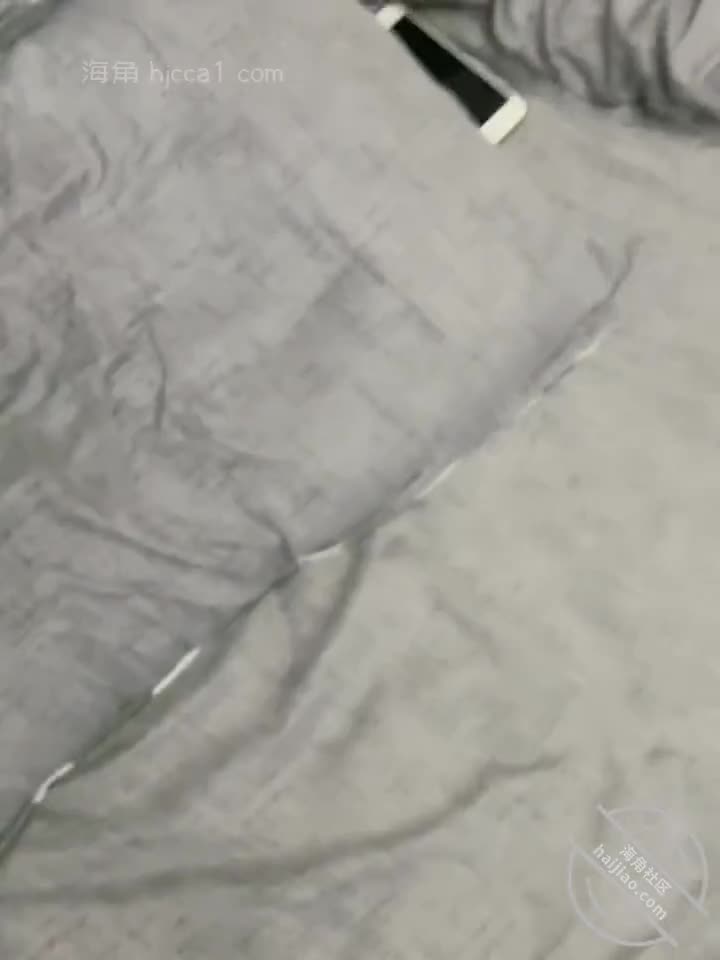 1️⃣4️⃣标题：原创14 极品尤物姐姐！一生能有几回享！姐姐的小穴异常的紧致
作者：#姐姐的小飞棍
发帖时间：2022-11-07 22:36:19
终于被我剪辑出来了兄弟们！有新来的兄弟们可以一贴一贴看过来！这一次绝对可以满足兄弟们了！姐姐也很配合我！经验不足导致视频我拍成了几个片段，剪辑也剪辑了很久，但是我保证满满的都是干货！姐姐的身材不得不说很顶！拿去撸绝对合适，但是后面我妈敲门想进来，我真的不敢搞太久，最后就射手上了，但是我手是沾满了精液又抠了姐姐的小穴，这样应该不会怀孕吧！现在想想我也是冲动了