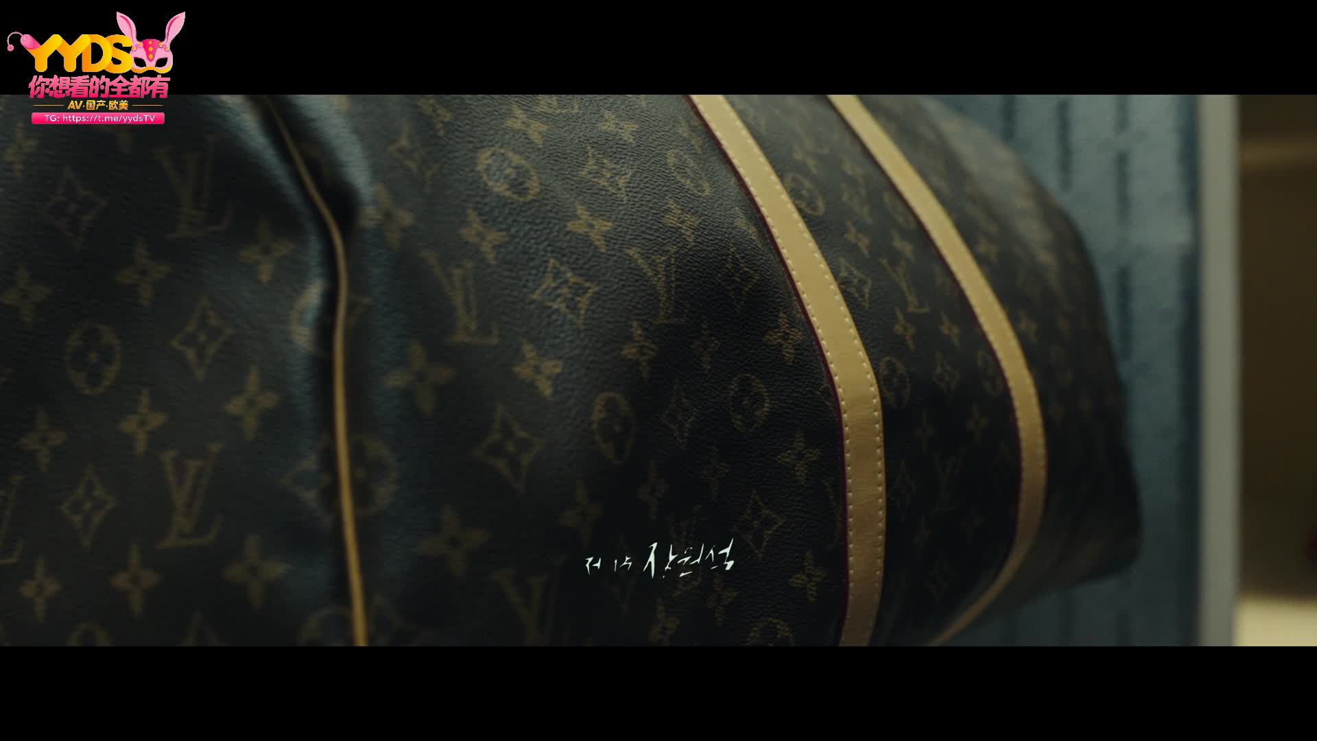 #抓住稻草的野兽

抓住稻草的野兽
抓住稻草的野兽》（韩语：지푸라기라도 잡고 싶은 짐승들，英语：Beasts Clawing at Straws，香港译《笼子里的野兽》，新加坡、台湾译《抓住救命稻草的野兽们》）是一部2020年上映的韩国惊悚犯罪电影，改编自日本小说家曽根圭介创作的同名小说，由曾参与电影《伟大的族谱》制作的导演金容勋执导，全道嬿、郑雨盛、裴晟佑、尹汝贞、郑满植、陈庆、申铉彬、郑家蓝主演，于2020年2月19日在韩国上映