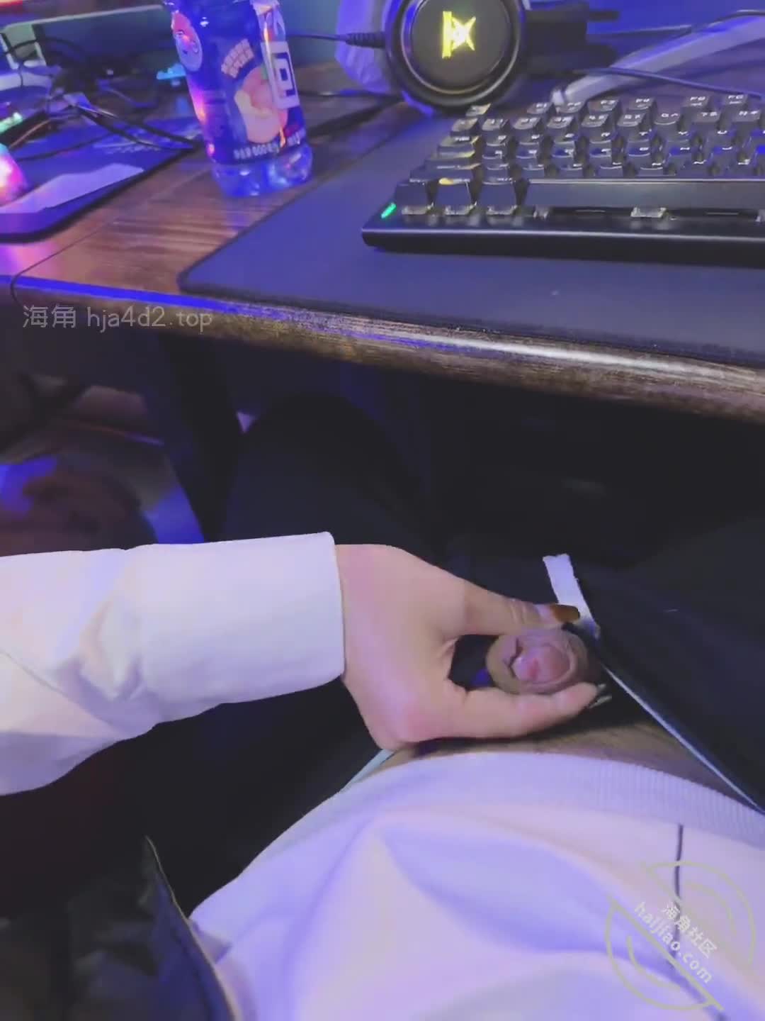 1️⃣1️⃣3️⃣标题：113 (原创金币贴)在这种地方让妹妹吃鸡吧！
作者：#妹妹的第一次给了我
发帖时间：2023-11-15 17:09:51
妹妹一天天的在家打游戏还没意思又要上网吧打游戏非让我陪她去，到了网吧就开始一个劲的玩游戏打了好几个小时自己头都晕了又放点电视看说休息会，看看妹妹今天穿的这个丝袜就心痒难耐的妹妹风格多变今天穿的衣服好欲啊！
反正妹妹也不打游戏了我就开始摸妹妹的丝袜摸妹妹的白花花的大奶子，摸着摸着我就硬了 幸好妹妹觉得外面烟太大了就让我开的包间，还挺方便岁说外面能看到里面吧但是