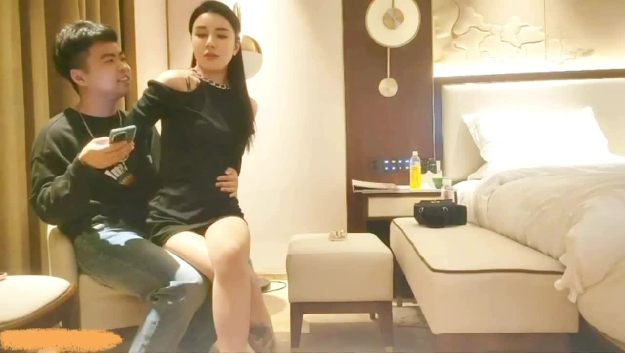 《令人氣憤 小姐姐這麼可愛居然被偷偷拔套內射》加入頻道會員觀看完整視頻此視頻完整版32分鐘加VIP私信 @VIP_KeFu