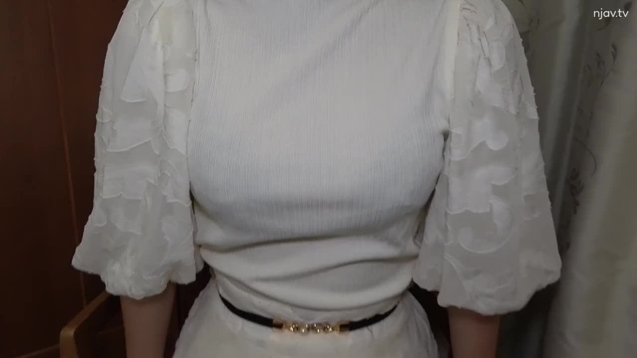 番号:FC2-PPV-4323216    发行日期: 2024-02-27标题：他是我目前唯一有经验的人。 - - 他哭是因为他无法忍受他以前从未经历过的极小的阴户。 - - 被迫突破并中出直到最后！