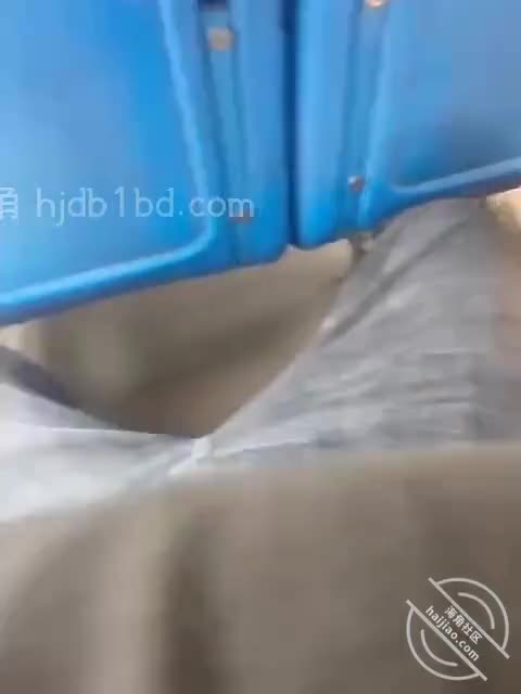 6️⃣3️⃣标题：63（原创）和亲妹妹公交上口交！来回上下人员流动在身边真刺激！妹妹太听话
作者：#妹妹的第一次给了我
发帖时间：2023-05-23 16:48:26
兄弟们，视频给兄弟们编辑好了。这两天有些事情耽搁了。真的是对不住兄弟们了。发现私信好多兄弟们催我更新。让我把公交车上和妹妹搞的视频发出来，我也是这两天忙着一些事情。所以把编辑视频的时候耽搁了一下。我现在马上给兄弟们发出来了。
虽然我这段时间一直出去打工，妹妹自从找了工作上班以后也越发的成熟，可是不得不承认，妹妹对我真的是没有一点的叛逆。还