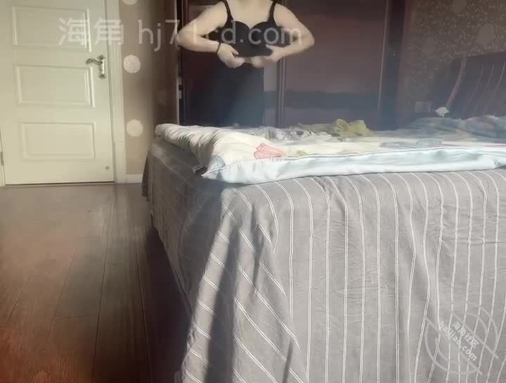 1️⃣5️⃣标题： (原创） 时隔多日，姐姐终于回家了
作者：#丰乳肥臀的姐姐
发帖时间：2023-06-07 23:38:23
兄弟们，姐姐终于回家了
先发几张姐姐的大胸照片镇楼
看过之前视频的兄弟应该都知道，姐姐胸的是真的大，我一只手根本就捏不完
这几天好多兄弟给我留言，都很关心我跟姐姐的事情怎么样
我这几天也一直再忙也没有时间更新海角来跟大家说一下情况
上次我不是更新帖子说要姐姐装修房子哪里等姐姐嘛
结果我星期六休息的时候去等了一天姐姐都没有来
然后我星期天的时候一大早就去姐姐房子那边了
一去就看到