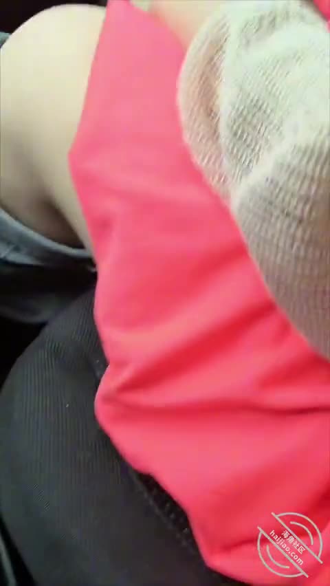 4️⃣3️⃣标题：（福利贴）你们的小妹妹剃毛前跟我第一次户外，车震，口爆，把我的精子都吃掉
作者：#亲妹妹的期待
发帖时间：2024-07-22 18:40:04
这是妹妹剃毛前，有一次我接她，我俩时间不多，所以就想找个户外干一下。我开着车她给我口，然后找了一个工地的后面停了下来，在车里做，两次都被路过的人打断了，最后小老师用嘴给我口出来了，慢慢的一嘴，妹妹没有满足，又在车里用手自慰到高潮。
这是我俩第一次户外，经验不足，太紧张了，而且总有人路过。当时为啥没发，因为这次她戴着眼镜出来的，而且她的这件衣服在