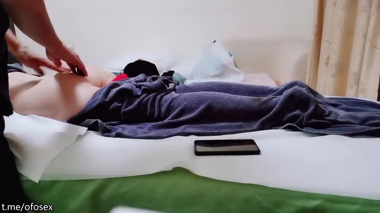 【骚宝丶老中医】偷拍客户针灸按摩，手指扣穴好难受流出水，掏出JB让她撸，按摩床上侧入_2