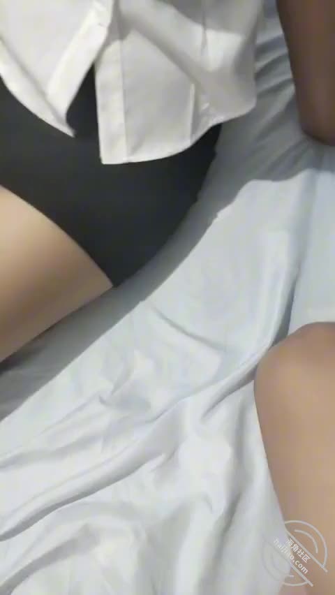 4️⃣0️⃣标题：我生日这一天，我的36岁小妈又一次给了我惊喜和双重刺激
作者：#我的36岁后妈
发帖时间：2024-08-18 00:37:00
记录日记
昨天过生日，其实也没想到也没指望爸妈能想到我，自从出去住了以后很少可以说基本上没回家了
一是不喜欢看我爸给我的情绪压力，第二同时也感觉对不起他，有时做梦都在给我爸道歉，我说真的，但是又迷恋上了这种伦理的刺激。
让我放弃也舍不得。让我继续我又想我爸的感受
我不知你们看视频时候什么感觉。我只知道我真的很享受这种感觉。她就像一个大姐姐，满足了我所有的喜好，