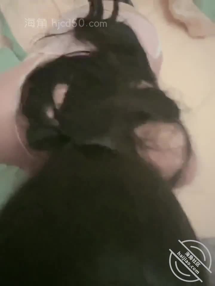 1️⃣5️⃣标题：原创15 弟弟在姐姐的樱桃小嘴和大长腿的诱惑下逐渐沦陷了，这屁股还行吧！
作者：#姐姐的小飞棍
发帖时间：2022-11-12 22:25:00
我来更新了兄弟们！ 
今天我和姐姐都在家窝了一天了，自从上次以后我们的关系特别密切了，不过姐姐还是不乐意我不经同意进她房间，虽然从小到大就是这样，这段时间发生的事让我误以为可以有升华呢
最近有新电影上映呢，我缠着姐姐说要和她去看电影，姐姐居然质问我是不是在外面交不到朋友，我说只想和她去，姐姐没有回应我这话说得等晚上吃完饭她化好妆才去，叫我看着时