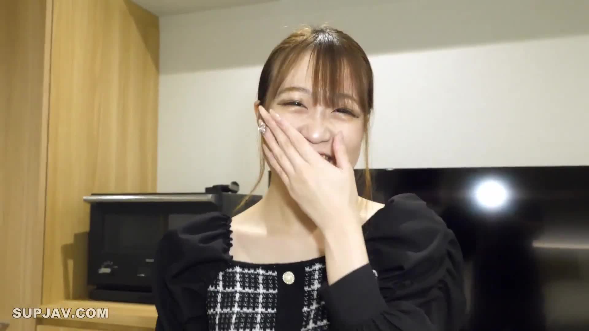 番号: FC2-PPV-3896156   
发行日期: 2023-10-7
标题: 一个白皙的皮肤和胸部的女人通过激烈和淫秽的脚交接近她。 - - 在不告诉我的情况下将女牛仔的姿势插入她滑溜溜的阴户！ - - 使用带有前列腺液的女性孔，实现最佳的股间性交的高潮。

#7分  #人妻