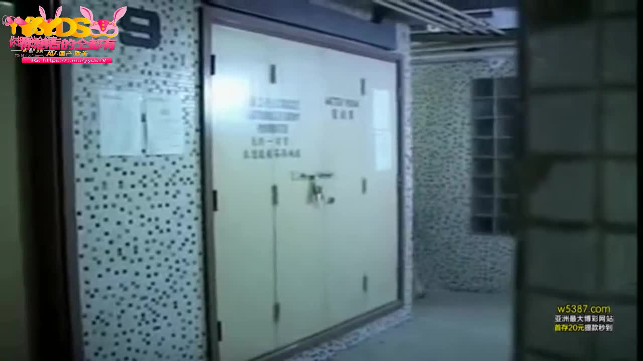 #隐形淫魔  #隐形淫魔之勇擒贵利双柴 

隐形淫魔
隐形淫魔之勇擒贵利双柴 
男主角强仔因无意中食下过期春药而变成隐形人！呢条友竟然藉著隐形呢个优势去偷咸！后来更为了要营救被贵利佬禁锢之大波老婆，…而搅出一连串荒唐画面！故事往往令人意想不到…就在隐形人强仔赶往营救大波老婆之同时，被贵利佬禁锢之老婆，在不知不觉间竟与贵利佬发生一段畸恋，令故事更加复杂