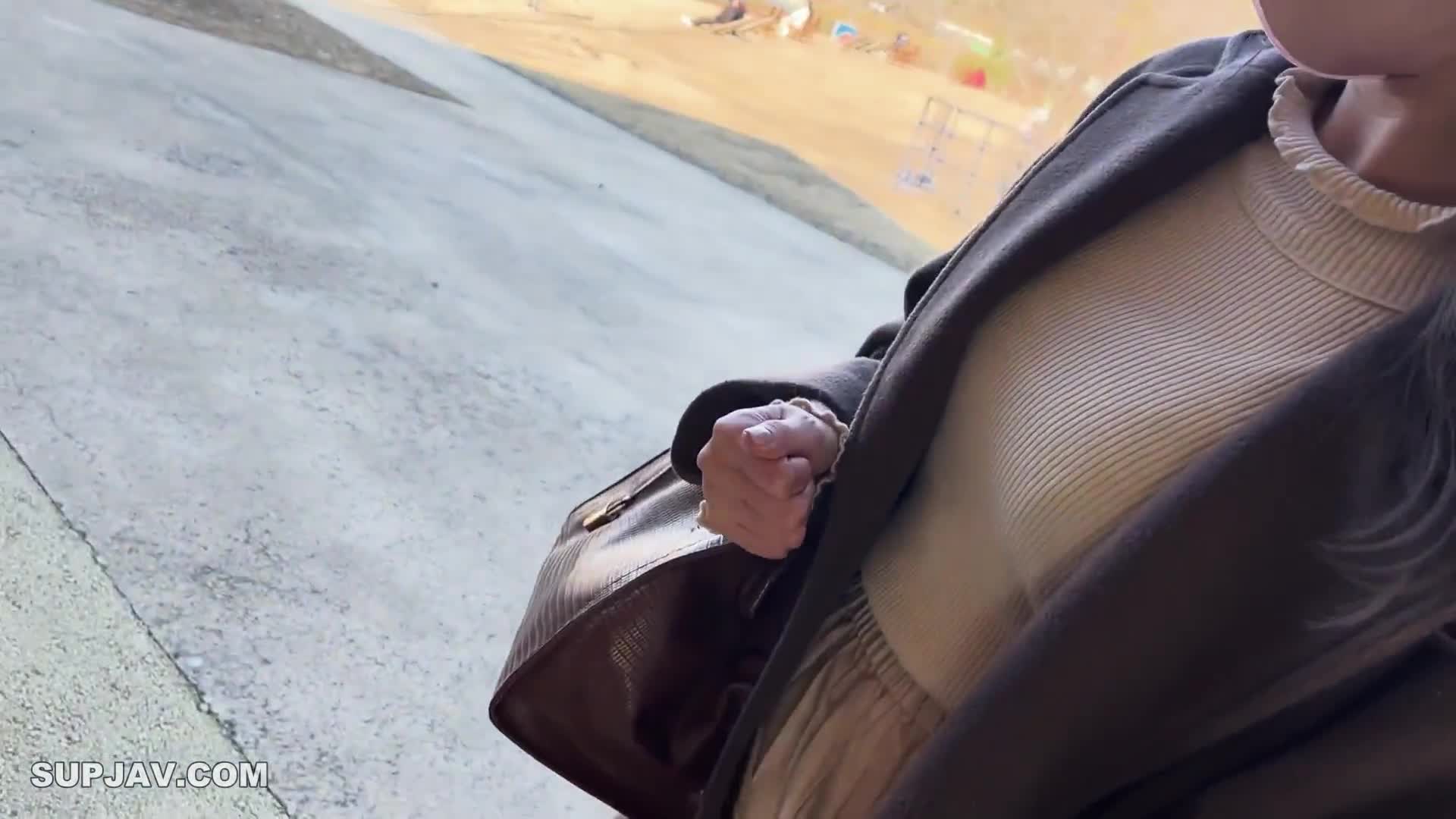 #fc2 #学生 #无码 #颜值FC2-PPV-3271164，笑起来很美的妹子，公园和炮友聊的熟络后回酒店温存。衣品不错，内衣也性感，胸不大很挺，逼逼很美一条细缝，调情做爱全程妹子特别投入，显然很享受