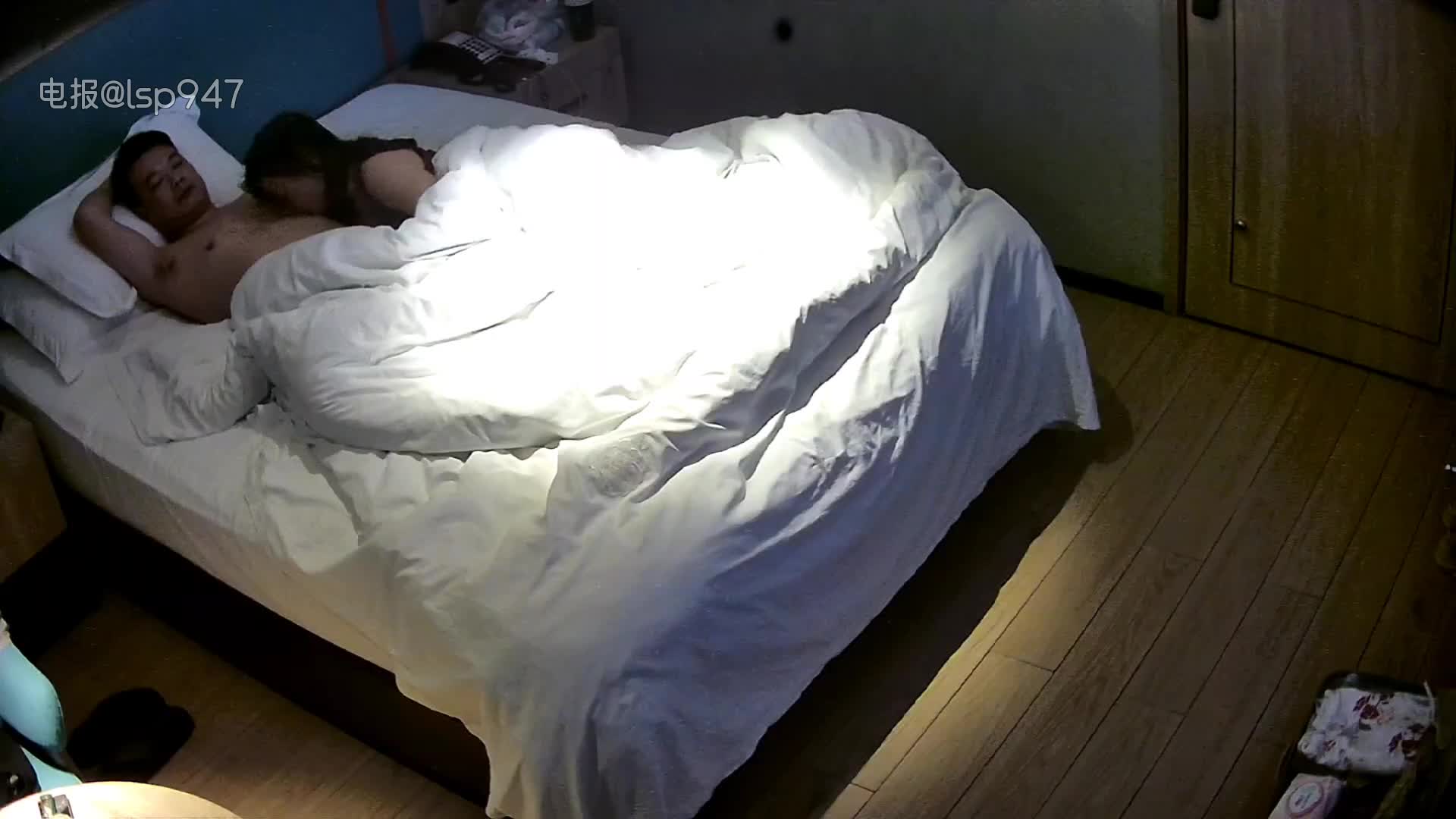 2024-9-26 针孔摄像头酒店偷拍，紫色肚兜大胸妹，极品大奶子，69互舔，少妇饥渴正当时，啪啪声不绝于耳