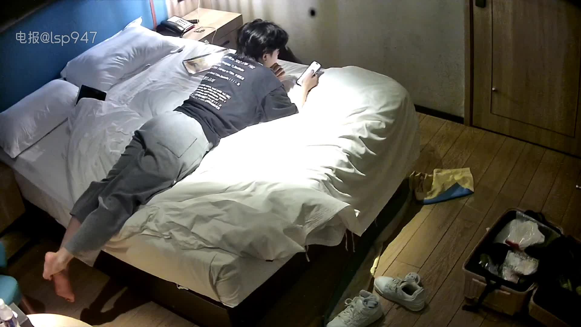 2024-9-28 极品针孔摄像头酒店偷拍精品作者强推 谁家女朋友被抱起来操对白清晰，叫床真好听

【内容介绍】:对白清晰，叫床真好听。。颜值也高，真有女人味。。床上还放着英语书。。。之前有人反应视频没有拼接好很混乱，这个是录播，不会出现片段重复和顺序不对的情况。。。大家可以放心购买。。。这个女大真骚                               ccc

ps：这个做爱绝对是今年最佳前三名，物超所值。。。。中国人不骗中国人

42：52:女： 水好多，水好多
            女 ：