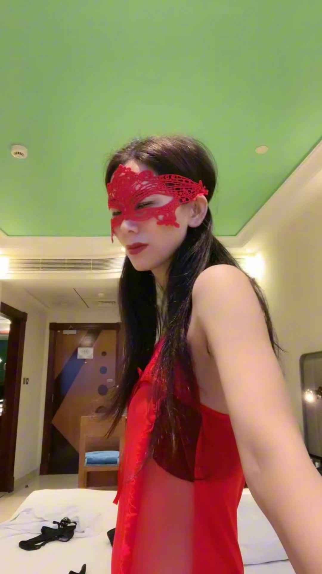 黑丝高跟露脸极品妩媚少妇跟她的老外男友激情啪啪给狼友看，深喉草嘴大鸡巴吃奶玩逼刮逼毛，高难度姿势草逼