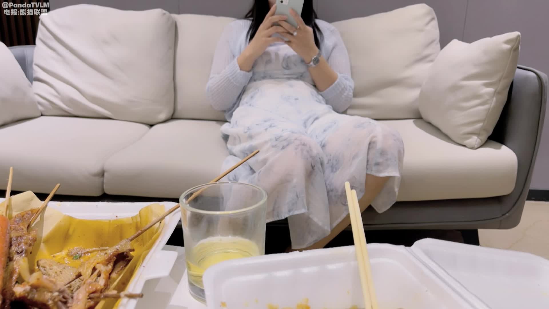 #熟女探花【梦幻谷先生】，33岁离异人妻，第一次约炮好紧张，被小伙灌多了脱衣抠穴插入，久违的性爱01