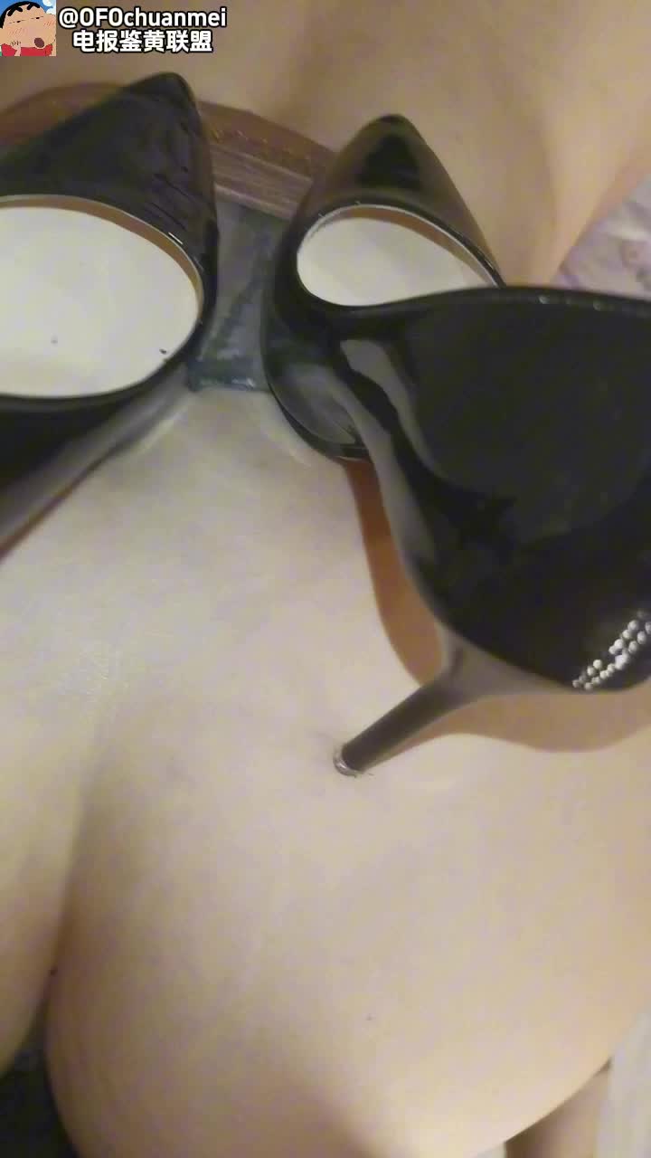 ️ 来自老熟女的黑丝诱惑 小伙终是守不住最后底线内射了