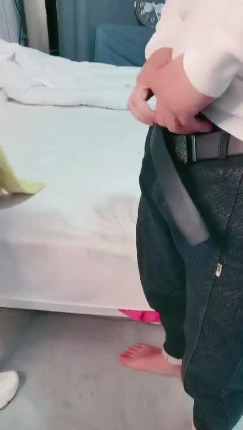 小伙想干老板娘，光舔了逼，走一半闺女回来了，没办法，在小伙一步一步的加钱诱惑下，成功拿下母女刺激对白，很好的剧情#母女 #乱伦 #乱伦