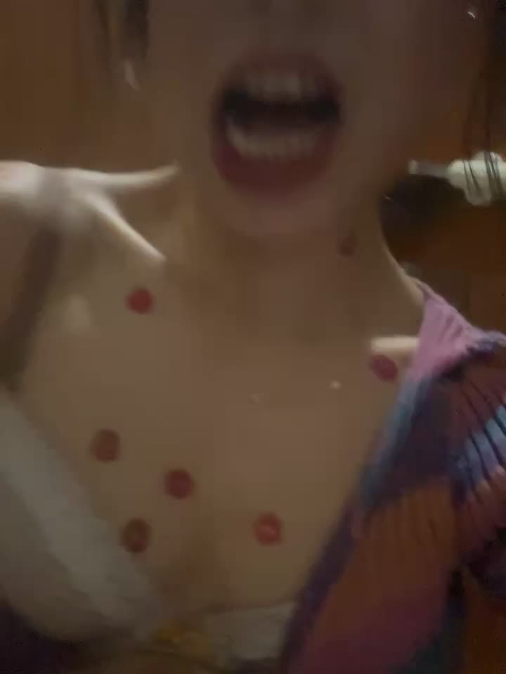 露出直播，精神小妹笑起来真可爱，躲在厕所自慰把自己搞喷水时隔壁突然来人了吓了一跳