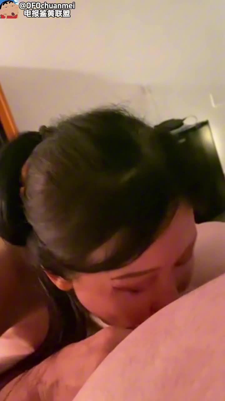 像这样的熟女阿姨真的是男人杀手，精湛的性生活阅历，懂得如何去吸去舔，被老妖女口 甚是性福