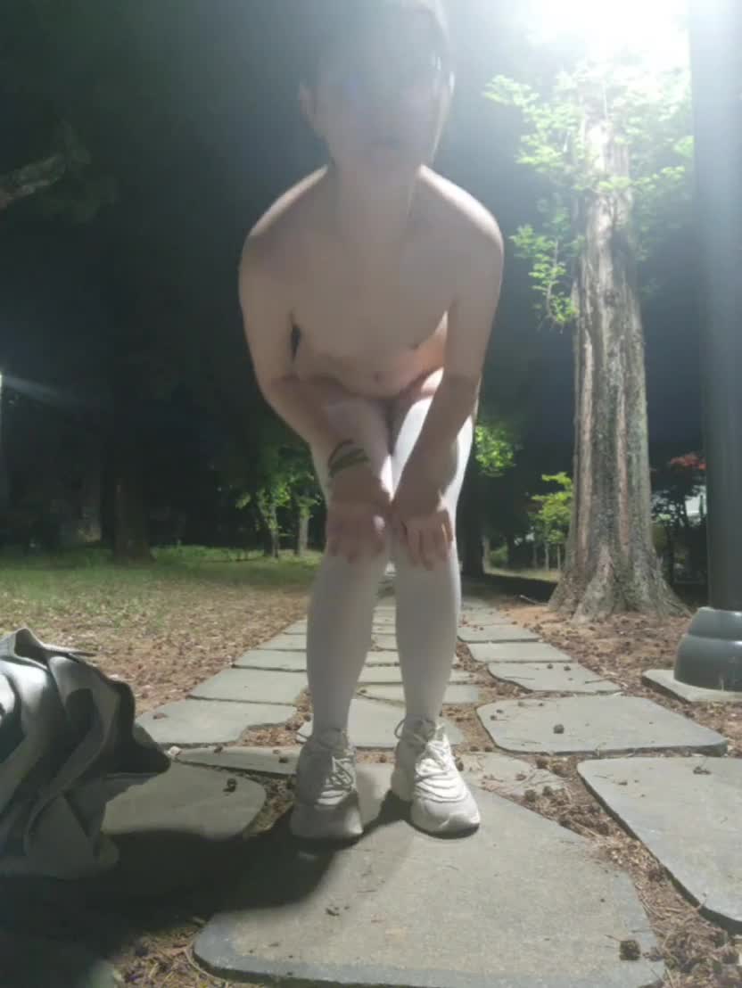 白丝露出自慰，全裸露出自拍，虽然长得不漂亮贵在真实骚气