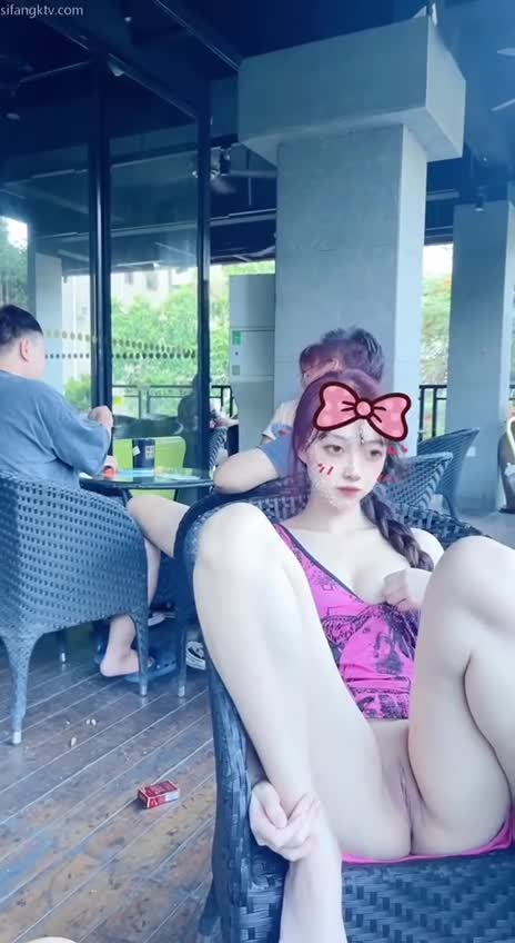 #露出 骚货户外人前露出 怎么刺激怎么来